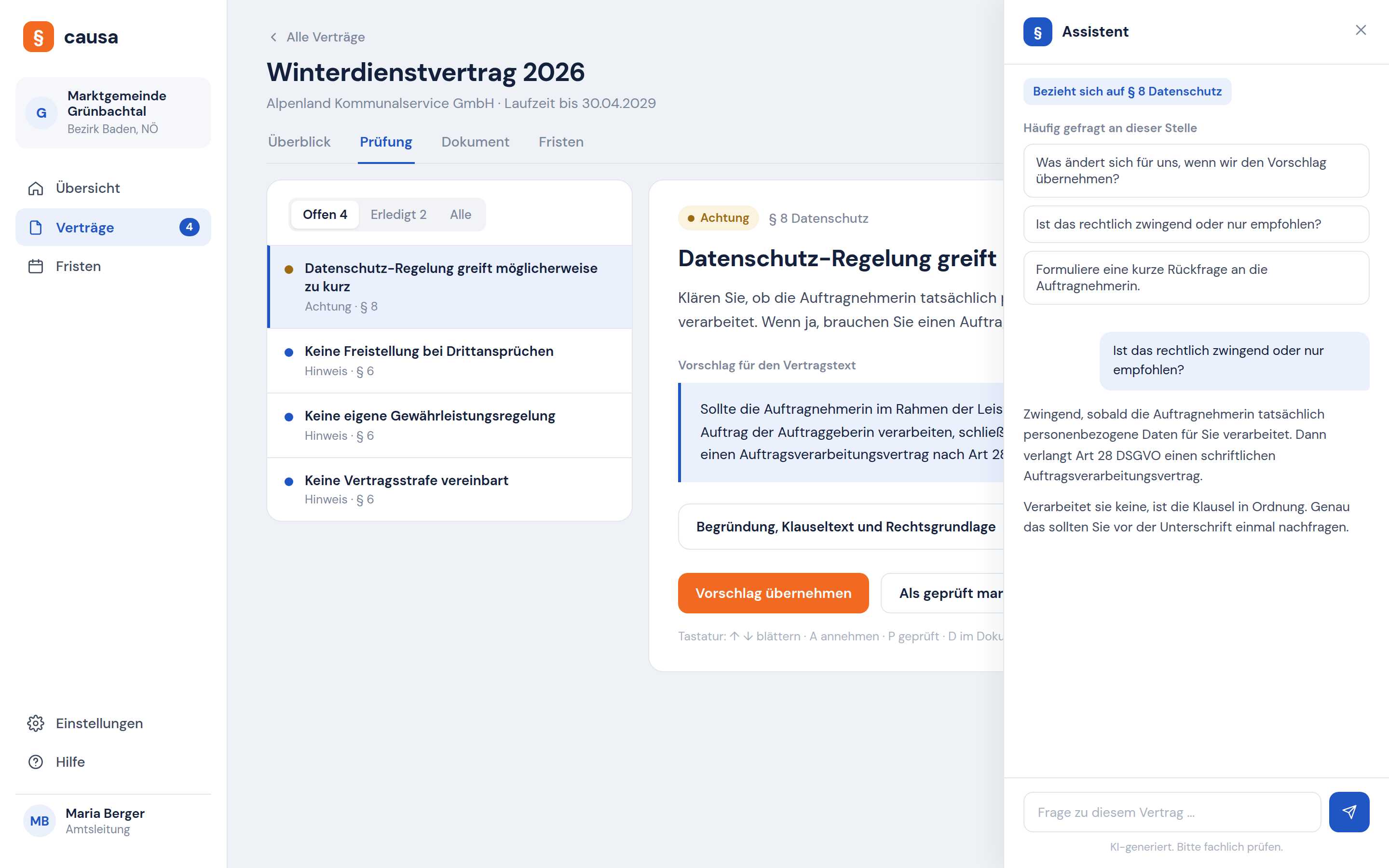 Assistent in Causa beantwortet eine Rückfrage zu einer Vertragsklausel